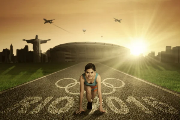 Young woman ready to run — Stock Photo, Image