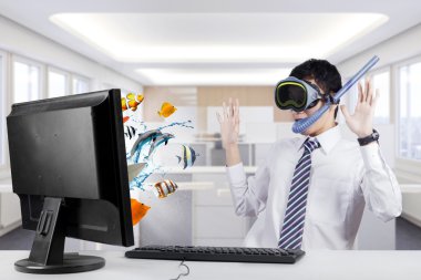 Balıklar monitörde arıyorum işçi