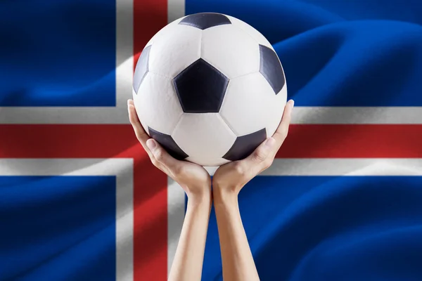 Мяч на гербе с флагом Исландии — стоковое фото