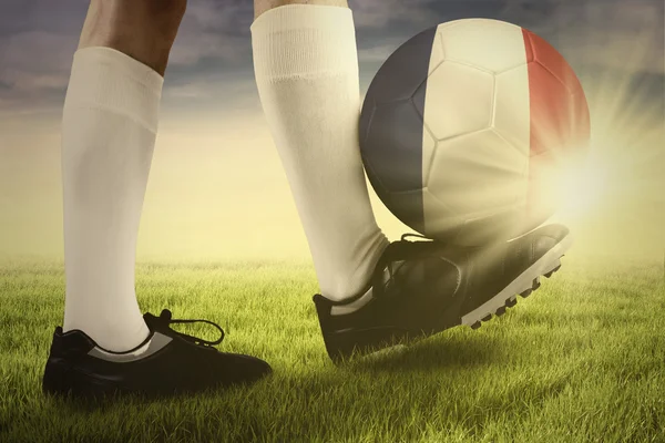 Bola en el pie del jugador de fútbol —  Fotos de Stock