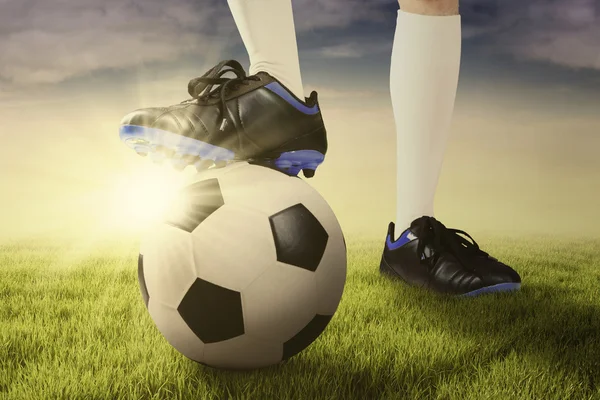 フットボール選手および牧草地でボールの足 — ストック写真
