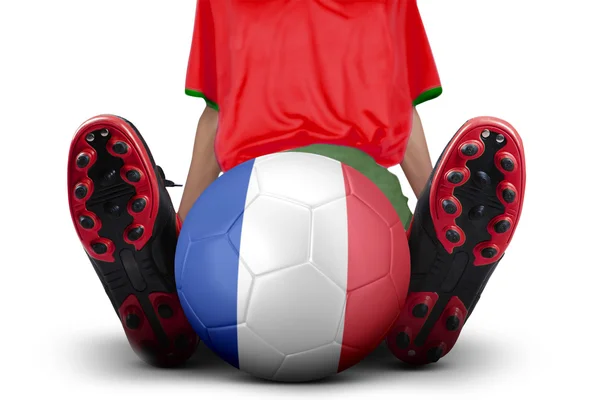 गेंद के साथ फुटबॉल खिलाड़ी स्टूडियो में बैठता है — स्टॉक फ़ोटो, इमेज