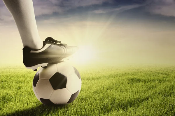 Нога с футбольным мячом готова к упражнениям — стоковое фото