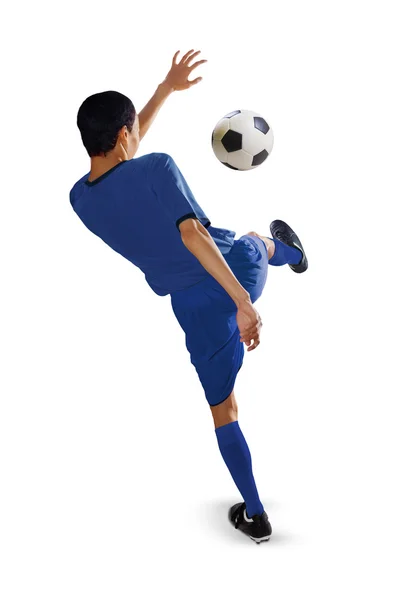 Jogador de futebol chuta uma bola de futebol — Fotografia de Stock