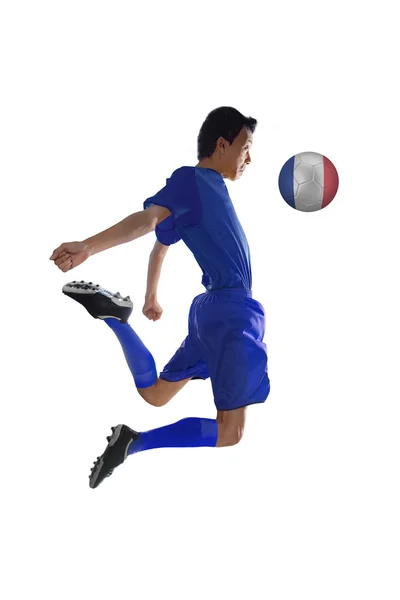 फुटबॉल खिलाड़ी स्टूडियो में गेंद खेल रहा है — स्टॉक फ़ोटो, इमेज