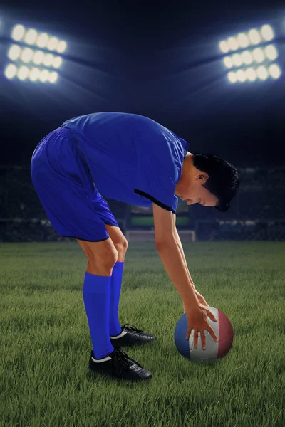 Piłkarz gotowy do kick piłkę — Zdjęcie stockowe
