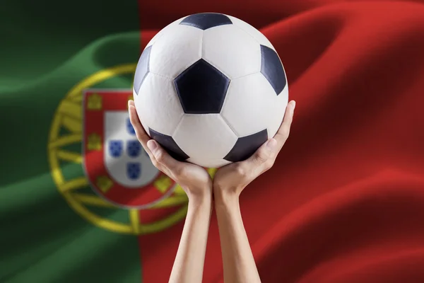 Kezeket tartanak labdát, zászló háttérrel Portugália — Stock Fotó