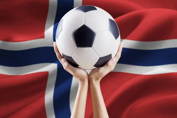 Manos sosteniendo la pelota con la bandera de Noruega —  Fotos de Stock