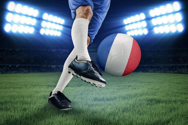 Coup de pied de jambe ballon de football dans le stade — Photo