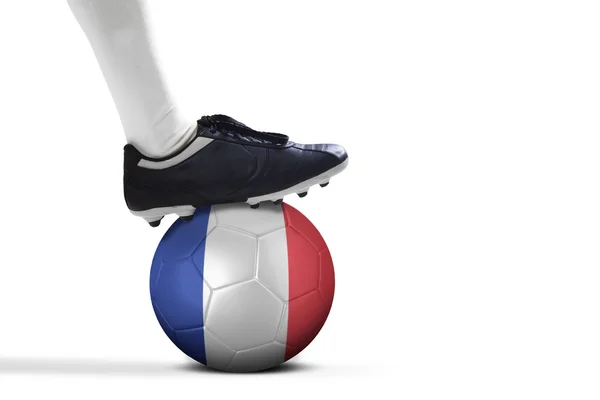 Нога футболиста и мяч в студии — стоковое фото