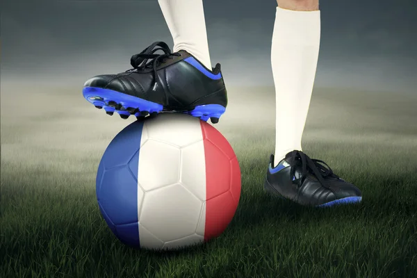 Gambe di calciatore e palla — Foto Stock