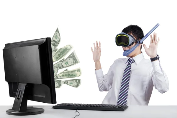 Shocked man with goggles looking at money — Stock Photo, Image