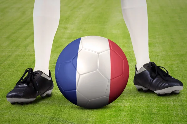 Fotbalový míč s nohou a vlajka Francie — Stock fotografie
