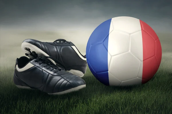 Fransa bayrağı ve ayakkabı ile futbol topu — Stok fotoğraf