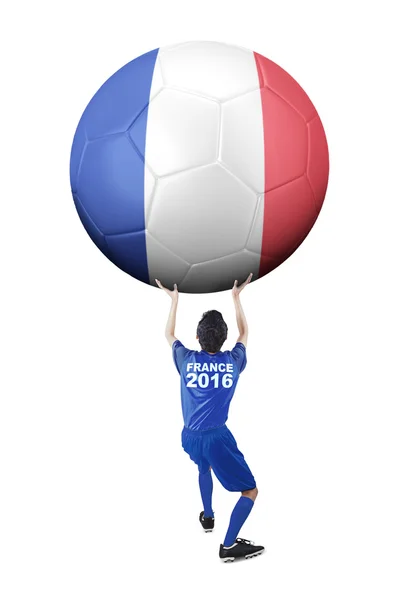 Football joueur soulève le ballon avec le drapeau de la France — Photo