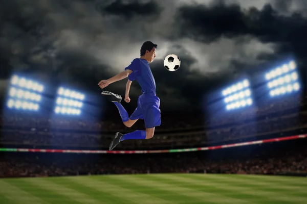 Giocatore di calcio che gioca una palla di notte — Foto Stock