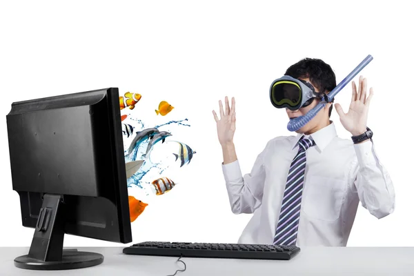 Überraschter Arbeiter schaut Fische auf Monitor an — Stockfoto