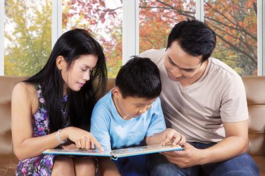 Sevimli çocuk ve ailesi hikaye kitabı okumak