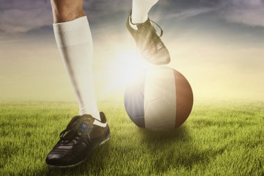 Futbolcu top ve Fransa bayrağı ile ayak