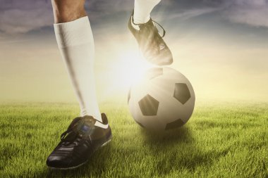 Futbolcu topa için egzersiz