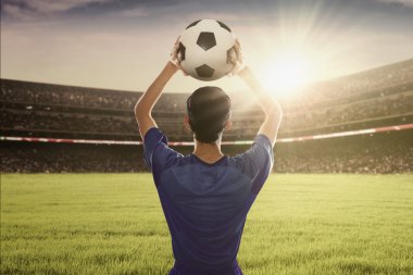 Futbolcu bir topu atmak hazır