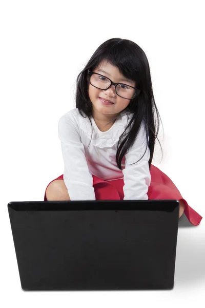ノートパソコンを持つ魅力的な小さな女の子 — ストック写真