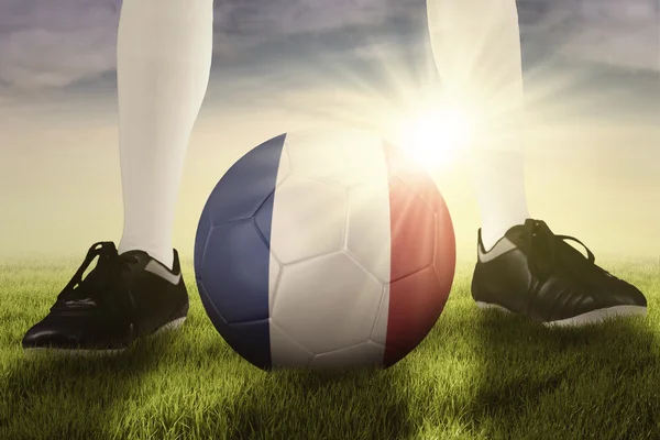 Pelota con bandera de Francia y pie del futbolista —  Fotos de Stock