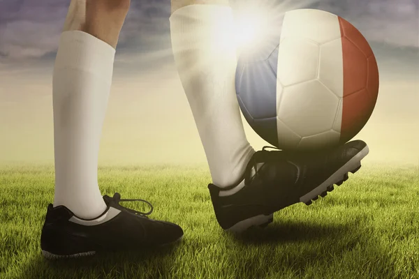選手の足元にフランスの旗を持つボール — ストック写真