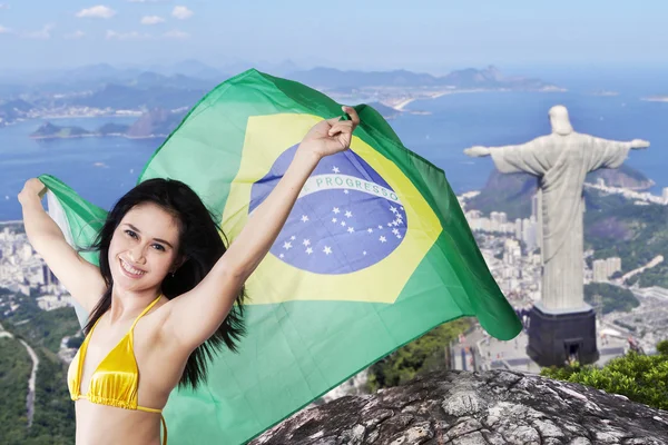 Fröhliches junges Mädchen mit brasilianischer Fahne — Stockfoto