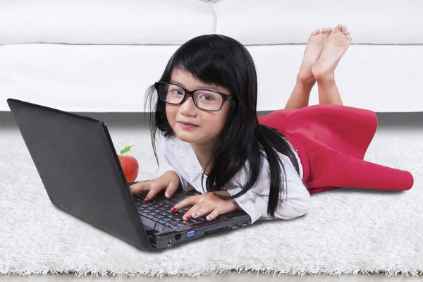 Lindo niño utiliza portátil en casa — Foto de Stock