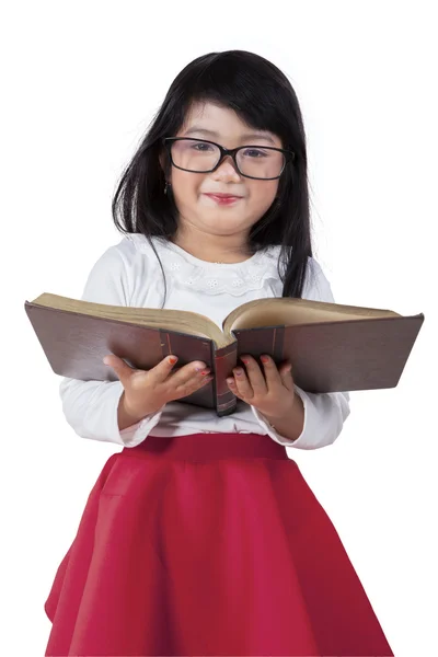 Menina bonito detém livro didático — Fotografia de Stock