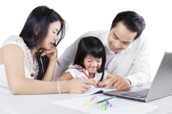 Familj som studerar tillsammans på skrivbord — Stockfoto