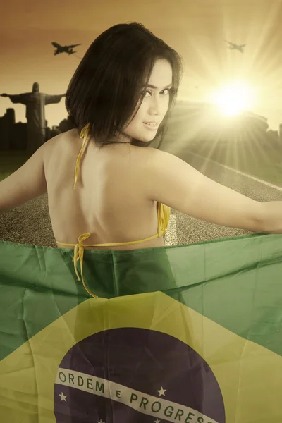 Weibliches Modell mit brasilianischer Flagge auf der Straße — Stockfoto