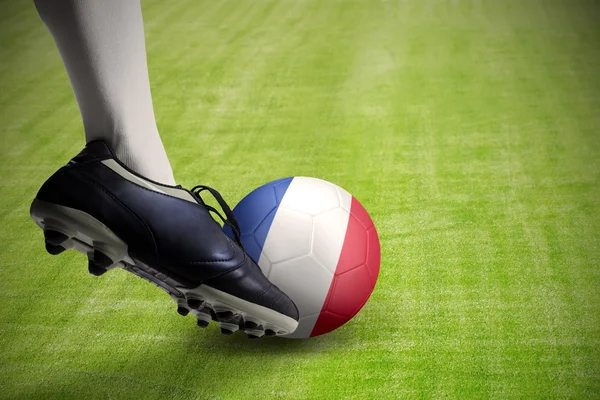 Noha kopat fotbalový míč na louky — Stock fotografie