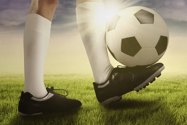 Foot of soccer player doing a trick with ball — Stock Photo, Image