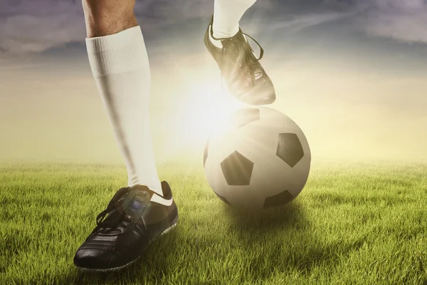 Fußballspieler trainiert, um den Ball zu treten — Stockfoto