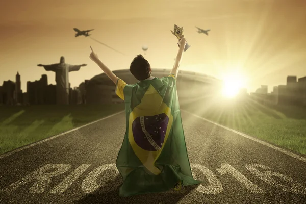 Jogador de futebol detém troféu e comemorar sua vitória — Fotografia de Stock