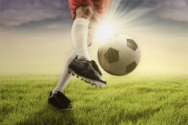 Yeşil sahasında topu tekmeleme futbolcu