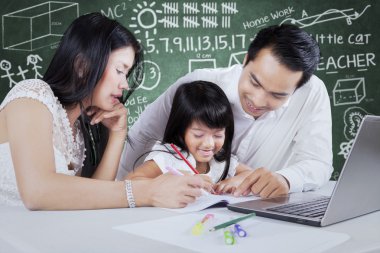 Anne ve baba ve çocuklarının ödev