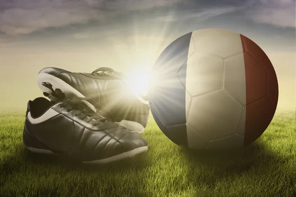 Футбольные ботинки с мячом и флагом Франции — стоковое фото