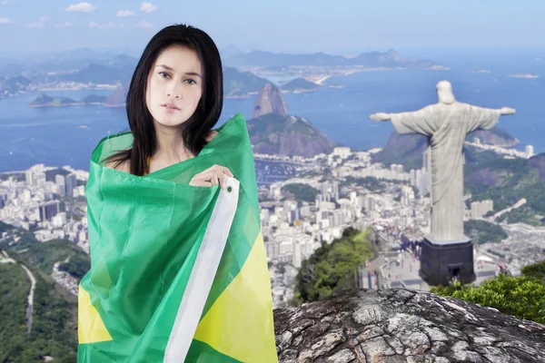 Menina cobrindo seu corpo com bandeira do Brasil — Fotografia de Stock