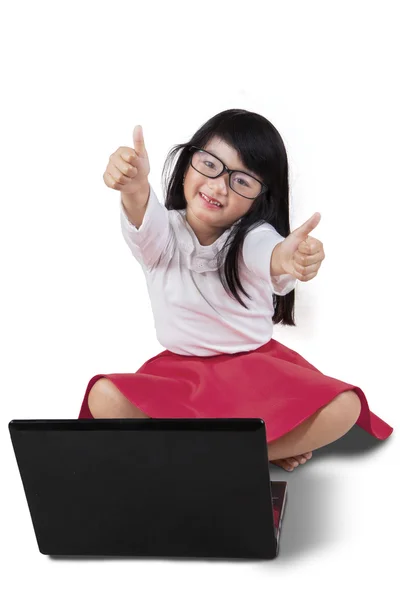 Girl shows thumbs up with laptop in studio — Stock Photo, Image