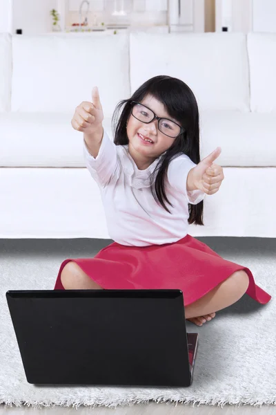 女孩与笔记本电脑显示 Ok 的手势在家里 — 图库照片