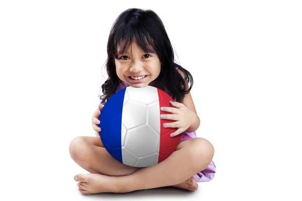 小さな女の子はフランスの旗でボールを保持します — ストック写真