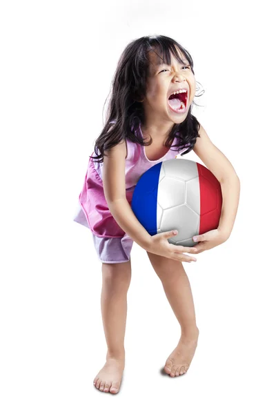 Menina brincando com bola de futebol — Fotografia de Stock