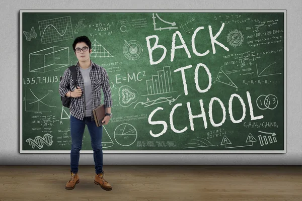 Estudante do ensino médio masculino com texto Back to School — Fotografia de Stock