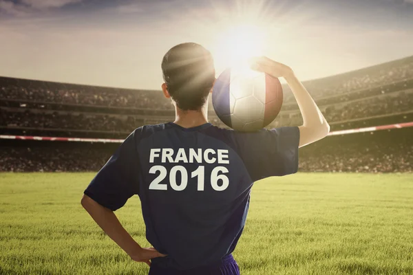 Speler van euro 2016 dragende bal op zijn schouder — Stockfoto