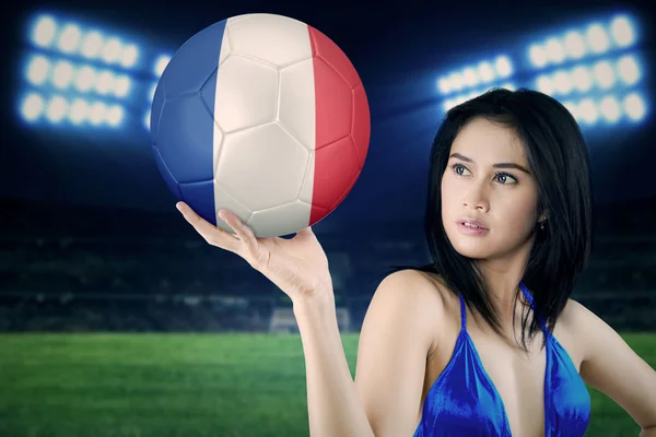 Modello sexy tiene un pallone da calcio nello stadio — Foto Stock