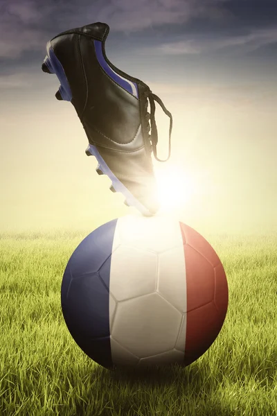 Chaussure de football avec ballon sur l'herbe verte — Photo