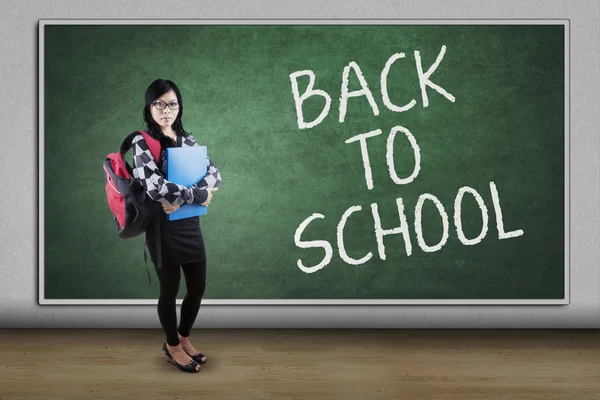 Studente con borsa e testo Ritorno a scuola — Foto Stock